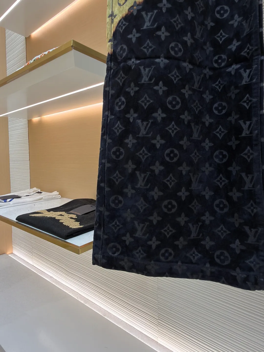 LOUIS VUITTON bonfire flocked denim trousers ●Original version: purchased and developed by 12889 ●Item number: 1681659-C55 ●Fabric: jacquard flocked denim fabric ●Technology: Shaohua production ●Version: fitted version ●Weight: about 850 grams ●Size: 30-32-34-36 ●Description: Jacquard flocked denim fabric using twill weave. The texture is thick and the twill texture and clear lines have been properly processed. The fabric is custom-dyed and spun yarn is flocked, with the classic presbyopia pattern throughout. The entire piece of garment is cut using infrared laser positioning. The body is cut by hand to match the pattern. The pieces are cut and positioned to match the pattern. The entire width of the garment is fixed with single-needle embroidery in thick lines. From the waistband, trouser pockets, and pockets, all are made to high-end sewing standards, and multiple processes are exclusively developed and customized, resulting in huge fabric losses. Each piece is made by a master with rich washing experience. He uses gauze to dip acrylic paint and apply it evenly on the flocking surface by hand according to the original positioning method. The dyeing time is controlled, and the scrap rate of defective products is extremely high. Each large piece presents a unique fire cloud effect. The overall wiring is straight and delicate, the fabric is comfortable and soft, and the color is consistent without color difference. It can be matched with the same style to create a fashionable look and control various occasions. Customized accessories, complete with three standards, same style for men and women!